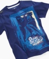 Inspire his style with the cool graphics on this t-shirt from Akademiks, the perfect look for summer.