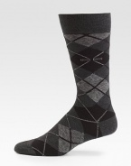 A complementary addition to your wardrobe essentials, in a modernized argyle pattern knitted in a lightweight cotton blend.Mid-calf height66% cotton/20% modal/12% polyamide/2% elastaneMachine washMade in Italy