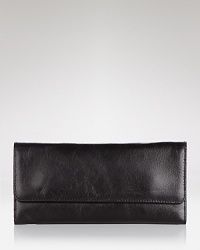 Hobo's luxe leather wallet is a smooth cash stasher with an smartphone pocket to boot. The cool compact keeps your essentials close, in your day bag or as a cocktail-ready clutch.