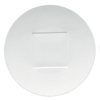 Hommage is like another point of view; very white, very flat porcelain, generously wide-rimmed and superimposed with shapes to inspire the chef and enhance the food. Hommage is an unostentatious part of the set up and can be used from preparation in the kitchen to tasting in the restaurant.