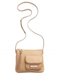 Simplistically stunning. Constructed from rich leather, this chic crossbody from Calvin Klein provides everyday functionality with refined designer accents.