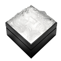 Both vintage and avant-garde, the Masque de Femme box reinterprets a piece of art which reveals the face of a mysterious woman with delicate features, surrounded by aquatic fauna. Absolute sophistication. Both vintage and avant-garde, the Masque de Femme box reinterprets a piece of art which reveals the face of a mysterious woman with delicate features, surrounded by aquatic fauna. Absolute sophistication.