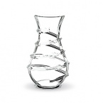 Horizontal, leaf-like cuts dance across the bowls of this captivating stemware collection from Baccarat.