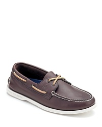 The classic boat shoe, hand-sewn for a crafted look and feel. Leather lace closure and detail along the sides, moc toe with contrast stitching and contrast rubber sole. The classic boat shoe, hand-sewn for a crafted look and feel. Leather lace closure and detail along the sides, moc toe with contrast stitching and contrast rubber sole.