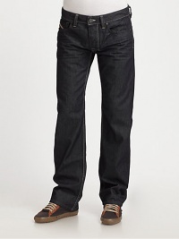 Dark indigo rinsed denim, in a straight-leg fit that transitions easily from weekday to weekend wear.Five pocket styleButton flyInseam, about 34CottonMachine washImported