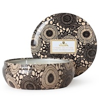 Voluspa's exquisite Crème de Peche collection blends white peach with tart ripe nectarine and creamy vanilla bean for an exceptional fragrance that elegantly scents your home. Voluspa's exquisite Crème de Peche collection blends white peach with tart ripe nectarine and creamy vanilla bean for an exceptional fragrance that elegantly scents your home.