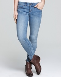 Free People masters laid-back cool with these skinny jeans, fashioned in the perfect vintage-inspired wash. Free People masters laid-back cool with these skinny jeans, fashioned in the perfect vintage-inspired wash.