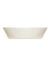 With a minimalist design and unparalleled durability, this serving bowl from Iittala's collection of white dinnerware makes preparing and serving meals a cinch. Featuring a sleek, angled edge in timeless white porcelain by Kaj Franck for Iittala.