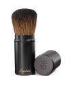 Inspired by the brushes used by traditional Japanese theater actors, this retractable Kabuki brush makes it possible to crush and perfectly smooth the bronzing pigments over the skin for a seamlessly even and luminous result. In its incredibly chic black matte metal case, you will find the perfect bristle density brush for applying just the right amount of Terracotta bronzing powder. It guarantees flawless, streak-free color.