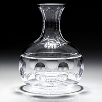 This proud classically shaped carafe has bold flat olive shaped cuts. It fits well into any surrounding, contemporary or traditional. This proud classically shaped carafe has bold flat olive shaped cuts. It fits well into any surrounding, contemporary or traditional.