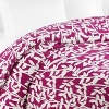 Bring vibrant style into your bedroom. A crisp pattern of white climbing vines adorns a juicy magenta field on this DIANE von FURSTENBERG full/queen duvet cover.