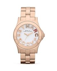 Give your hourly look a hit of MARC BY MARC JACOBS' style with this plated metal watch, crafted of stainless steel and accented by bold logo detailing. Give your hourly look a hit of MARC BY MARC JACOBS' style with this plated metal watch, crafted of stainless steel and accented by bold logo detailing.