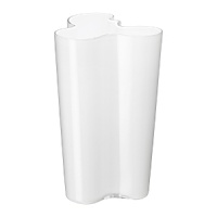 Since its introduction in 1937 at the Parisian World Fair in Paris, the Aalto vase has been a celebrated icon of design. Inspired by the beauty of the natural world, each piece echoes the untamed shorelines of Finland's thousands of lakes. The fluid lines are emblematic of the deep connection between man and nature and utterly striking to behold. Since its introduction in 1937 at the Parisian World Fair in Paris, the Aalto vase has been a celebrated icon of design. Inspired by the beauty of the natural world, each piece echoes the untamed shorelines of Finland's thousands of lakes. The fluid lines are emblematic of the deep connection between man and nature and utterly striking to behold.