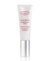 The gliding, lightweight, fluid texture instantly melts into the skin to leave the complexion smooth and even. Imperceptible on the skin, it illuminates the complexion which stays flawless and satin-smooth in any lighting. It fixes make-up, giving a natural, long-lasting result. For all women and all skin types. The gliding, lightweight, fluid texture instantly melts into the skin to leave the complexion smooth and even. Imperceptible on the skin, it illuminates the complexion which stays flawless and satin-smooth in any lighting. It fixes make-up, giving a natural, long-lasting result. For all women and all skin types.