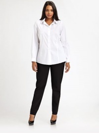 A simple essential with lots of style and shapley darts, front and back.Double point collarButton placketLong sleeves with button cuffsFront and back dartsCotton/nylon/elastaneDry cleanImported A simple essential with lots of style and shapley darts, front and back.Double point collarButton placketLong sleeves with button cuffsFront and back dartsCotton/nylon/elastaneDry cleanImported