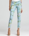 Imbued with a gorgeous floral print, these GUESS skinny jeans are a fresh addition to your denim repertoire.
