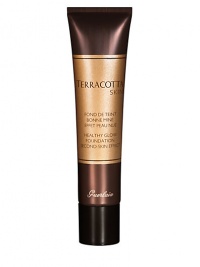 Why choose between correction and a healthy glow? Terracotta skin, the first Guerlain hybrid foundation, perfects the skin with the sheer coverage of a powder. The Terracotta Skin texture is extremely creamy, thanks to a blend of powders and volatile oils combined with an elastomer gel. In just a few seconds, its magical texture melts into the skin to reveal a fabulous complexion radiating health and well-being. 