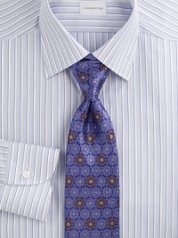 An elegant medallion design crafted in superior silk. Silk Dry clean Made in Italy An elegant medallion design crafted in superior silk. Silk Dry clean Made in Italy