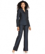 A subtle sheen and tailored seamed details give Le Suit's pant suit polished style that's ready for evening occasions! Finish the look flawlessly with a pair of patent heels.