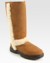 This suede style looks and feels comfortable with shearling lining, padded insole and outside trim. Heel, 1 (25mm) Shaft, 11 Leg circumference, 14 Logo at heel Shearling lining and padded insole Rubber sole ImportedOUR FIT MODEL RECOMMENDS ordering true whole size; ½ sizes should order the next whole size down.