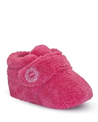 This super cute bootie is crafted in twinface sheepskin, with strap upper and logo button detail. This super cute bootie is crafted in twinface sheepskin, with strap upper and logo button detail.