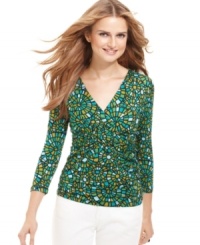 An easy top gets reinvented into something special with this Cable & Gauge look, featuring a twisted detail at the front and a mosaic-inspired print. An easy top gets reinvented into something special with this Cable & Gauge look, featuring a twisted detail at the front and a mosaic-inspired print.