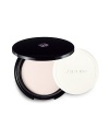 An extraordinarily smooth powder that matches every skin tone. Maintains foundation finish while keeping skin moist. Applies as an even, light veil that minimizes the appearance of lines and pores. Contains Super Oil-Absorbing Powder to absorb excess oil and prevent makeup from creasing for a beautiful finish that lasts all day. 