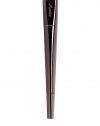 The prodigious Le 2 de Guerlain mascara quickly claimed its place as the must-have tool in all makeup pouches. The main brush provides volume, length and curl for the longest lashes, while the mini-brush helps to precisely define all small lashes and lower lashes.