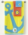 Who lives in a pineapple under the sea? Spongebob Squarepants decorates the bath with this hand towel, featuring the one and only Spongebob all in bright colors pleasing to your little ones.