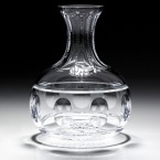 This proud classically shaped carafe has bold flat olive shaped cuts. It fits well into any surrounding, contemporary or traditional.