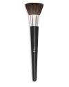 This brush is perfect for applying powder foundations to create full-coverage results that look natural. Its dense, flat head lets you press pigments onto the skin and create a smooth surface for a perfectly even, ultra-luminous finish. Made in France. 