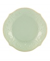 With fanciful beading and a feminine edge, this Lenox French Perle tidbit plates have an irresistibly old-fashioned sensibility. Hardwearing stoneware is dishwasher safe and, in an ethereal ice-blue hue with antiqued trim, a graceful addition to any meal.