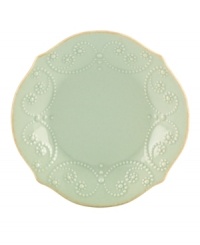 With fanciful beading and a feminine edge, this Lenox French Perle tidbit plates have an irresistibly old-fashioned sensibility. Hardwearing stoneware is dishwasher safe and, in an ethereal ice-blue hue with antiqued trim, a graceful addition to any meal.