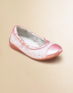 A colorblocked cap toe and glimmering glitter add a dazzling touch to this glam pair of ballerina flats.Slip-onLeather upperLeather liningRubber solePadded insoleImported