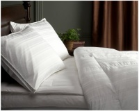 Pinzon Signature Pyrenees Hypoallergenic Medium Warmth White Goose Down Full/Queen Comforter