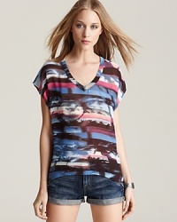 Channel tropical-getaway style in this billowy GUESS top, featuring a vibrant palm-tree print. Channel tropical-getaway style in this billowy GUESS top, featuring a vibrant palm-tree print.