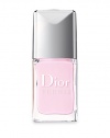 Dior's cult-favorite, long-wearing nail lacquer, Dior Vernis, is back with a new formula, and an oversized brush, for quick and accurate application in a single stroke! A collection of Dior's top shades. Complete your manicure with Diorlisse Ridge-filling basecoat, and Dior's quick-drying Topcoat & Créme Abricot nail & cuticle cream. 