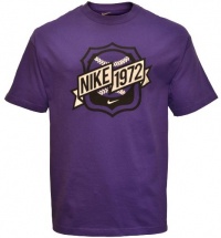 Nike Men's Nike 1972 Baseball Logo Loose Fit T-Shirt Purple 537727-545 Nike Men's Nike 1972 Baseball Logo Loose Fit T-Shirt Purple 537727-545