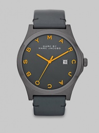 This dark and neutral style features a brushed case and supple leather strap. Quartz movementWater resistant to 5 ATMRound gunmetal brushed stainless steel case, 43mm (1.7)Brushed bezelGrey dialLogo hour markersDate display at 3 o'clockSecond hand Semi-shiny grey colored leather strapImported 
