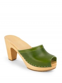 THE LOOKPeep-toeStaple detailingWooden heel, 3½ (90mm)Wooden platform, ½ (15mm)Compares to a 3 heel (75mm)THE MATERIALNatural grain leather upperLeather lining Rubber soleORIGINHand-made in SwedenOUR FIT MODEL RECOMMENDS ordering true whole size; ½ sizes should order the next whole size up. THE LOOKPeep-toeStaple detailingWooden heel, 3½ (90mm)Wooden platform, ½ (15mm)Compares to a 3 heel (75mm)THE MATERIALNatural grain leather upperLeather lining Rubber soleORIGINHand-made in SwedenOUR FIT MODEL RECOMMENDS ordering true whole size; ½ sizes should order the next whole size up.