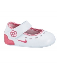 No sacrifices here. Comfort and girlie style are combined in this Nike crib shoe designed to keep her happy. No sacrifices here. Comfort and girlie style are combined in this Nike crib shoe designed to keep her happy.