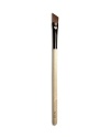An ultra-flat, precisely angled brush delivers a clean line around the lashes. Made of non-animal taklon.