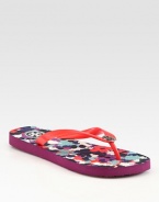 Vibrant, camo-inspired footbed topped with a comfy thong upper and goldtone designer medallion. Rubber upperFoam solePadded insoleImportedOUR FIT MODEL RECOMMENDS ordering true whole size; ½ sizes should order the next whole size down. 