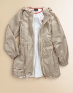 Shiny logo parka in a sleek silhouette with gathered drawstring waist and hem.Attached hoodLong sleeves with elastic cuffsZip front closureTwo front slash pockets and two patch pocketsInner drawstring waistDrawstring hem60% polymide/40% polyesterMachine washImported