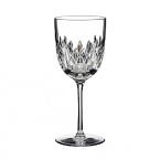 A toast to the tapered silhouette and elongated stem of this opulent Waterford red wine glass-an elegant addition to fine dining occasions.