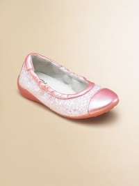 A colorblocked cap toe and glimmering glitter add a dazzling touch to this glam pair of ballerina flats.Slip-onLeather upperLeather liningRubber solePadded insoleImported