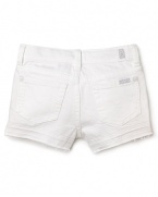 A sassy, stylish look for those fun-in-the-sun summer days or winter getaways to the beach.