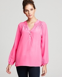 Add a hard hit of hue to your daily repertoire with this silk Lilly Pulitzer blouse, guaranteed to amp up sleek denim just as well as polished pencil skirts. Add a hard hit of hue to your daily repertoire with this silk Lilly Pulitzer blouse, guaranteed to amp up sleek denim just as well as polished pencil skirts.