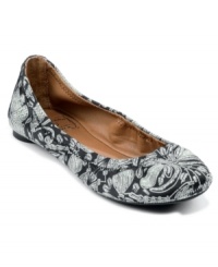 The Lucky Brand Emmie2 flats have down-to-earth charm with their easygoing styling and boho-chic finishes, and feature a contrasting panel on the back that's decorated with the designer logo. The Lucky Brand Emmie2 flats have down-to-earth charm with their easygoing styling and boho-chic finishes, and feature a contrasting panel on the back that's decorated with the designer logo.