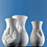 The basis of Phases is a feminine shaped vase which enters into an experimental phase when it is shattered, as is the artist's intention. It then becomes rougher, seductive, sharp and enticing. These changes are visualized on the shattered object by smudged cracks and smoothed out folds. The basis of Phases is a feminine shaped vase which enters into an experimental phase when it is shattered, as is the artist's intention. It then becomes rougher, seductive, sharp and enticing. These changes are visualized on the shattered object by smudged cracks and smoothed out folds.